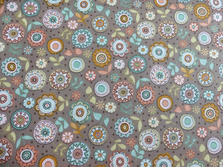 Patchworkstoff aus der Serie Doodle Days mit Kreisen und Blumen auf taupe farbenen Untergrund von Makower.